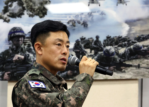 ▲ 문상호 국군정보사령관이 지난 10일 오후 서울 여의도 국회에서 열린 국방위원회의 긴급 현안질의에서 의원 질의에 답변하고 있다. /뉴시스