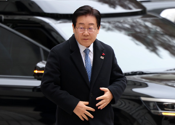 ▲ 이재명 더불어민주당 대표가 20일 서울 서초구 서울중앙지방법원에서 열린 대장동 배임 및 성남FC 뇌물 의혹 61차 공판에 출석하고 있다. /뉴시스