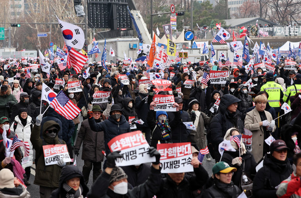 ▲ 지난 21일 오후 서울 중구 세종대로 일대에서 열린 대통령 탄핵 결사반대 및 헌법재판관 임명 불가 광화문 국민혁명대회에 참석한 많은 시민들이 탄핵 반대를 외치고 있다. /뉴시스