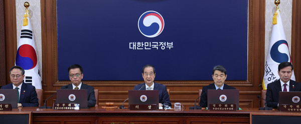 ▲ 한덕수 대통령 권한대행 국무총리가 지난 19일 서울 종로구 정부서울청사에서 열린 임시 국무회의를 주재하며 발언하고 있다. /뉴시스