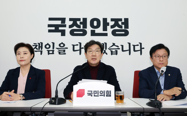 ▲ 권성동(가운데) 국민의힘 당 대표 권한대행 겸 원내대표가 22일 오전 서울 여의도 국회에서 열린 현안 관련 기자간담회에서 발언하고 있다. /뉴시스