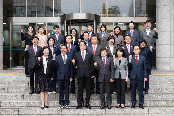 ▲ 강남구의회 의원들 단체사진(첫 번째줄 좌측에서 3번째 이호귀 의장, 2번째 복진경 부의장, 우측에서 3번째 이동호 운영위원장, 1번째 강을석 행정안전위원장, 2번째 이도희 경제도시위원장, 좌측에서 1번째 김현정 복지문화위원장).