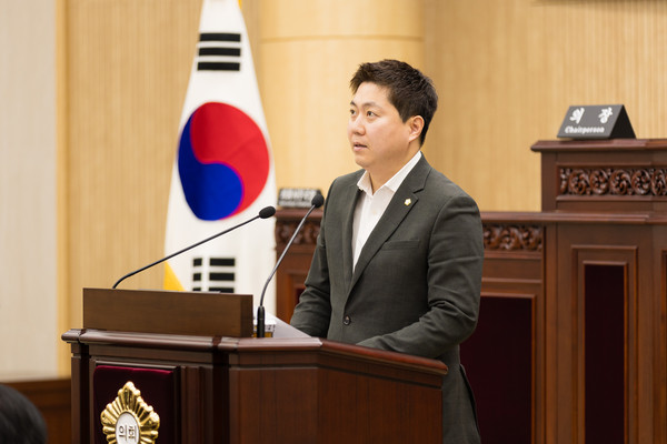 ▲ 지난 18일‘지방자치법 시행령 일부개정령(안) 철회 촉구 건의안’에 대한 제안 설명을 하고 있는 최찬규 의원의 모습.