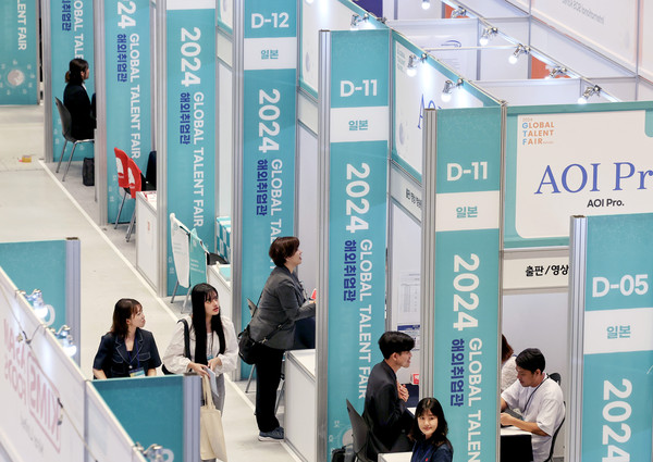 ▲ 지난 8월 27일 서울 강남구 코엑스에서 열린 '글로벌 탤런트 페어'에서 외국인 유학생들이 채용상담을 받고 있다. /뉴시스