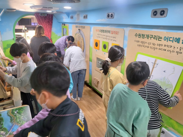 ▲ 송림초등학교에서 찾아가는 수원이 환경교실이 열린 모습.
