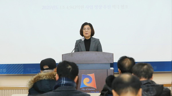 ▲ 김보라 안성시장이 대규모 폭설피해복구 관련 긴급 브리핑을 진행하고 있다.