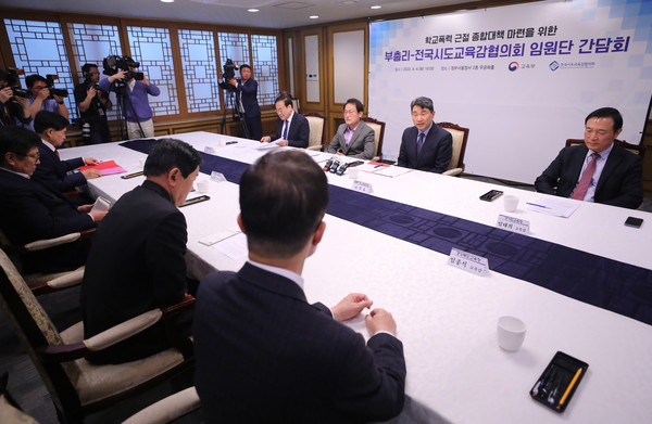 ▲ 이주호 사회부총리 겸 교육부 장관이 지난해 4월 4일 오후 서울 종로구 정부서울청사에서 열린 학교폭력 근절 종합대책 마련을 위한 부총리-시도교육감협의회 임원단 간담회에 참석해 발언하고 있다. /뉴시스