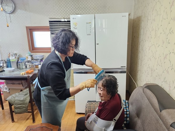 ▲ 부천종합재가센터 요양보호사의 틈새목욕서비스 제공 이후 어르신 몸단장 중이다.