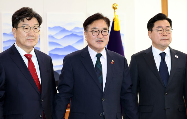 ▲ 기념촬영 하는 우원식 국회의장과 여야 원내대표. /뉴시스