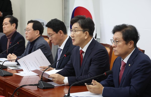 ▲ 발언하는 권성동 당 대표 권한대행 겸 원내대표. /뉴시스