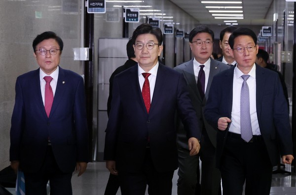 ▲ 원내대책회의 참석하는 권성동 당 대표 권한대행 겸 원내대표. /뉴시스