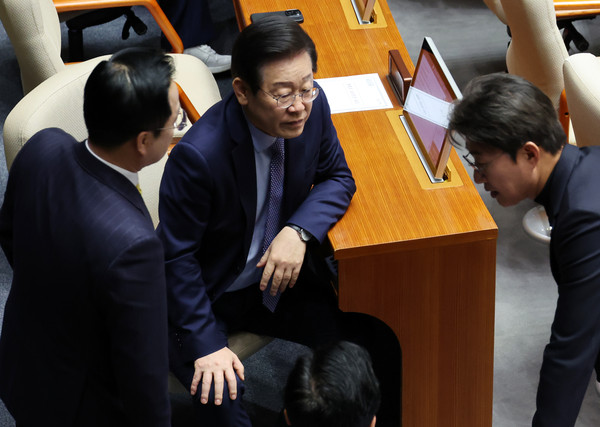 ▲ 이재명(가운데) 더불어민주당 대표가 28일 오후 서울 여의도 국회에서 열린 제418회국회(정기회) 제13차 본회의에서 박찬대 원내대표, 박성준 원내수석부대표, 노종면 의원과 대화하고 있다. /뉴시스