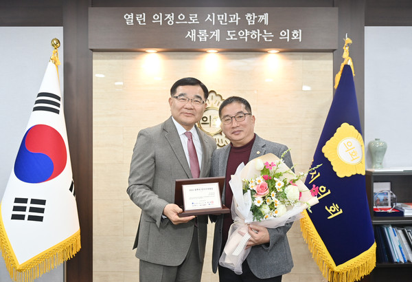 ▲ 수상 기념촬영하는 박대성 의장.