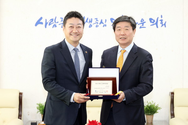 ▲ M이코노미뉴스 ‘2024 최우수 광역의정상’ 수상 기념촬영하는 김진경 의장(왼쪽).