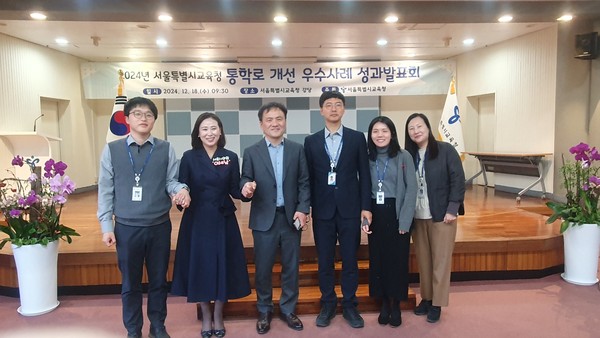 ▲ 통학로 개선 우수사례 성과발표회 참석 기념촬영하는 이새날 시의원.