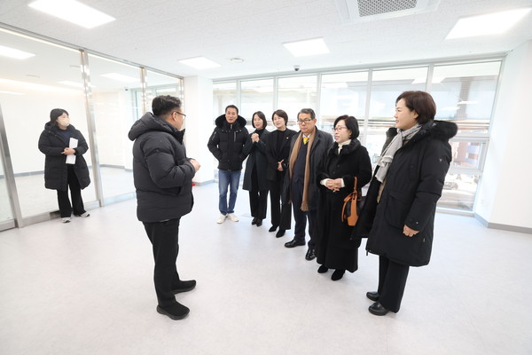 ▲ 돈암1동 주민센터 신축 공사현장 방문한 성북구의회 도시건설위원회 위원들.
