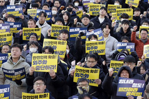 ▲ 공공운수노조가 지난 9일 서울 용산구 서울역 앞에서 철도파업지지 문화제를 열고 철도 인력 확충, 외주화 중단 등을 촉구하고 있다. /뉴시스