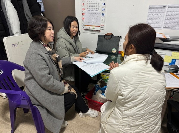 ▲ 하남시 직원들이(의료급여관리사) 지역자활센터에서 재가의료급여 대상자의 식사지원을 위해 지역자활센터 직원과 회의하고 있는 모습.