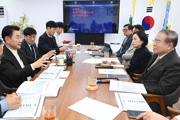 ▲ 김동근 시장이 캠프 레드클라우드 국가 디자인 클러스터 조성 최종 자문위원회를 진행하고 있다.