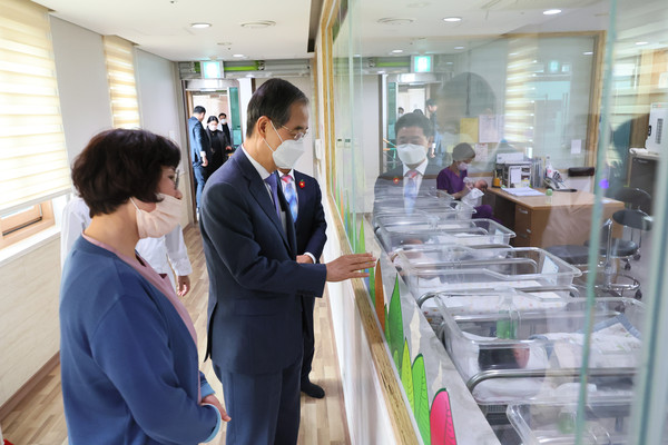 ▲ 한덕수 국무총리가 전남 광양의 유일한 분만 산부인과인 광양 미래여성의원을 찾아 신생아들을 바라보고 있다. /뉴시스