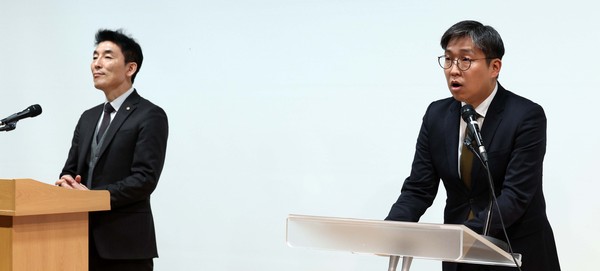 ▲ 김용현 전 국방부 장관 변호인단인 유승수(오른쪽), 이하상 변호사가 26일 서울 서초구 한국컨퍼런스센터에서 비상계엄 사태, 검찰 수사와 관련 김 전 장관의 입장 발표 기자회견을 하고 있다. /뉴시스