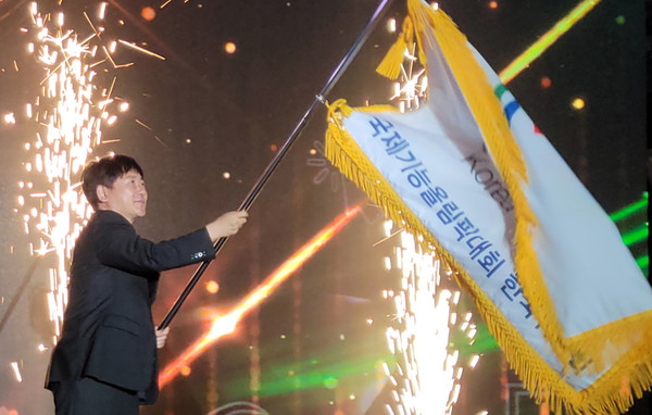 ▲ 전국기능경기대회기 흔드는 이상갑 문화경제부시장. (사진=광주시청 제공) /뉴시스