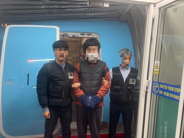 ▲ 경찰청은 사기 혐의를 받는 20대 남성 A씨를 25일 인천국제공항을 통해 강제송환했다고 밝혔다. 한일 간 공조로 약 4년 만에 범죄 피의자 강제송환이다. 사진은 이날 오후 국내로 입국한 A씨. (사진=경찰청 제공) /뉴시스