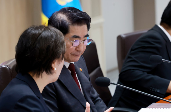 ▲ 김용현 국방부 장관이 지난 10월 15일 서울 용산 대통령실 청사에서 열린 제44회 국무회의에서 국무위원들과 대화를 나누고 있다. (사진=대통령실통신사진기자단) /뉴시스