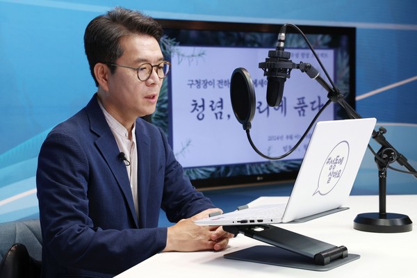 ▲ 구청사 내 청렴 방송에서 청렴 에세이를 낭독하는 정원오 성동구청장.
