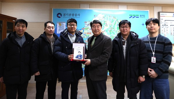 ▲ 왼쪽부터 경노이협 노동이사 주희잔, 김성훈, 의장 김슬기, 경기관광공사장 조원용, 노동이사 김재욱, 문지성.