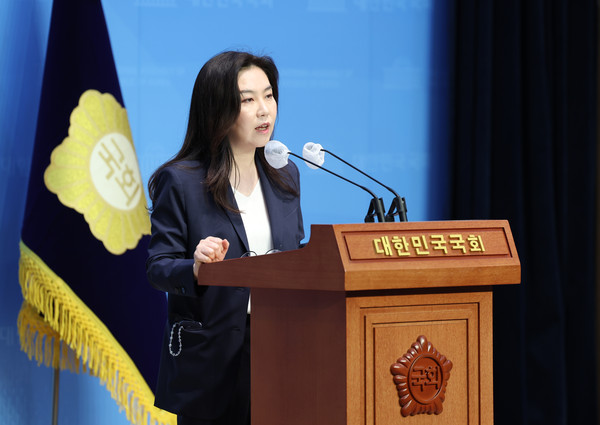 ▲ 브리핑하는 강유정 원내대변인. /뉴시스