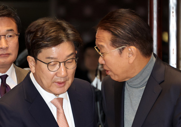 ▲ 국민의힘 권성동 당대표 권한대행 겸 원내대표와 비상대책위원장으로 지명된 권영세 의원이 26일 서울 여의도 국회에서 열린 의원총회에서 대화하고 있다. /뉴시스