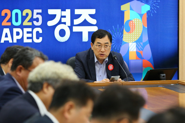 ▲ 주낙영 경주시장이 지난 2일 영상회의실에서 국소본부장 회의를 주재하고 5급 이상 간부 공무원들에게 성과 중심의 실질적인 시정 운영과 내년 주요 업무 계획 준비를 철저히 해달라고 요청하고 있다.