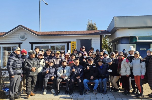 ▲ 마중공원 유지관리 시설 개선 축하 단체 기념촬영 모습.