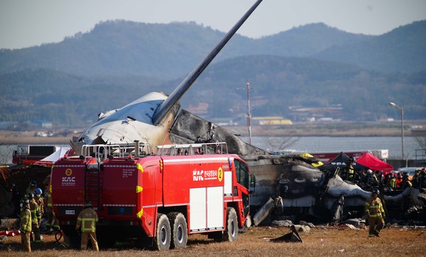 ▲ 29일 오전 9시 7분께 전남 무안국제공항에 태국 방콕에서 출발, 무안으로 입국하던 제주항공 7C 2216편이 착륙 중 항공기가 활주로를 이탈, 울타리 외벽과 충돌해 폭발했다. 사고 현장에서 소방대원들이 화재 진압과 인명 구조를 하고 있다. (사진=전남도 제공) /뉴시스