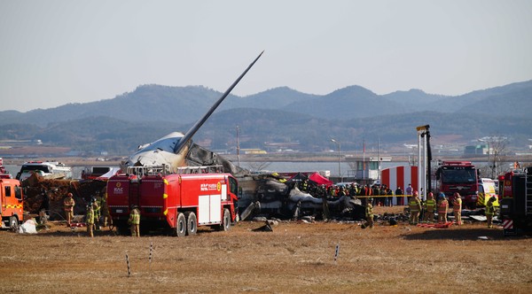▲ 29일 오전 9시 7분께 전남 무안국제공항에 태국 방콕에서 출발, 무안으로 입국하던 제주항공 7C 2216편이 착륙 중 항공기가 활주로를 이탈, 울타리 외벽과 충돌해 폭발했다. 사고 현장에서 소방대원들이 화재 진압과 인명 구조를 하고 있다. (사진=전남도 제공) /뉴시스