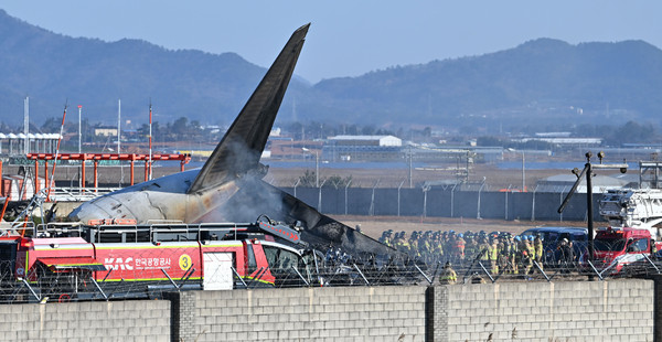 ▲ 29일 오전 전남 무안공항에서 소방 당국이 착륙 도중 충돌로 추정되는 사고가 난 여객기 주변 화재 현장 구조 활동을 벌이고 있다. /뉴시스