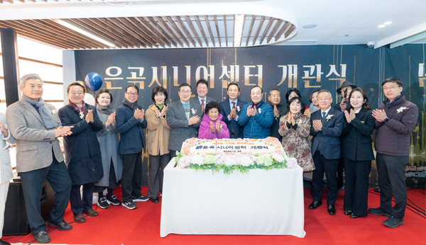 ▲ 개관식에 참석한 강남구의회 의원들 (좌측에서 7번째 이호귀 의장, 4번째 복진경 부의장, 3번째 김현정 복지문화위원장).
