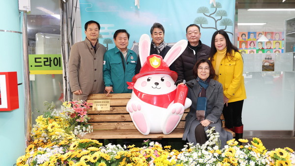 ▲ 김보라 안성시장과 관계자들이 안전 우수시장 벤치에서 기념사진을 찍고 있다.