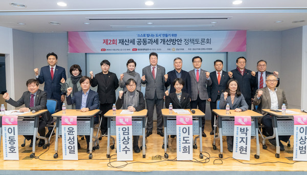 ▲ 단체사진(두 번째 줄 좌측에서 5번째 이호귀 의장, 첫 번째 줄 좌측에서 1번째 이동호 운영위원장, 우측에서 3번째 이도희 경제도시위원장, 두 번째 줄 좌측에서 4번째 김현정 복지문화위원장).