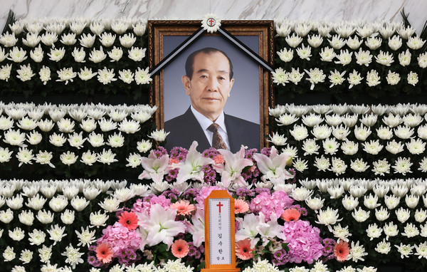 ▲ 30일 서울 서대문구 신촌세브란스병원 장례식장에 고 김수한 전 국회의장 빈소에 고인의 영정이 놓여있다. /뉴시스