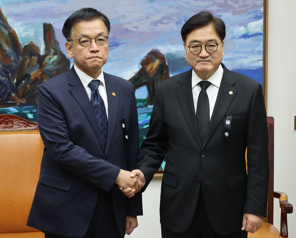 ▲ 우원식 국회의장과 기념촬영하는 최상목 대통령 권한대행. /뉴시스