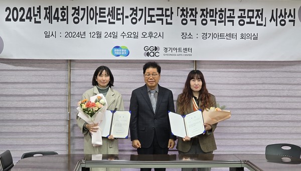 ▲ 황수아 작가(왼쪽)와 조은주 작가(오른쪽).