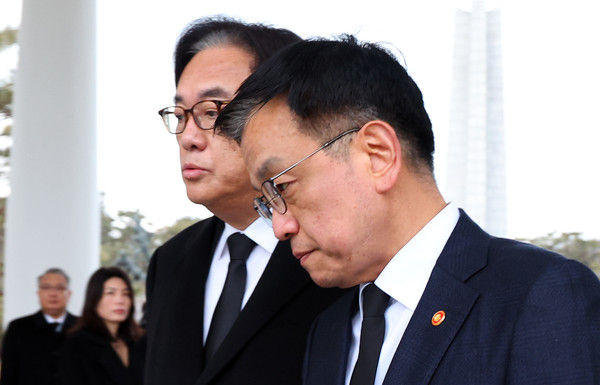 ▲ 정진석 비서실장과 대화 나누는 최상목 대통령 권한대행. /뉴시스