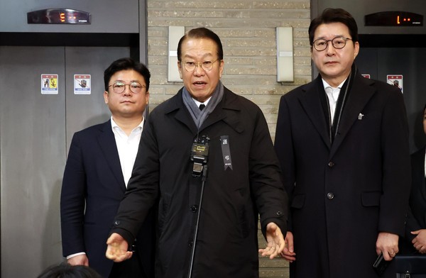 ▲ 권영세 국민의힘 비상대책위원장이 1일 오전 서울 여의도 국민의힘 중앙당사에서 열린 현안관련 비공개 회의를 마치고 취재진의 질문에 답변하고 있다. /뉴시스