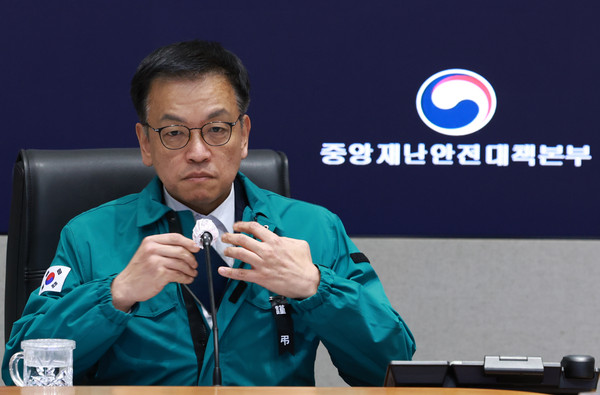 ▲ 최상목 대통령 권한대행 부총리 겸 기획재정부 장관이 1일 서울 종로구 정부서울청사 중앙재난안전대책본부에서 열린 제주항공 여객기 사고 중대본 회의에서 발언 뒤 수첩을 꺼내고 있다. (사진=대통령실통신사진기자단) /뉴시스