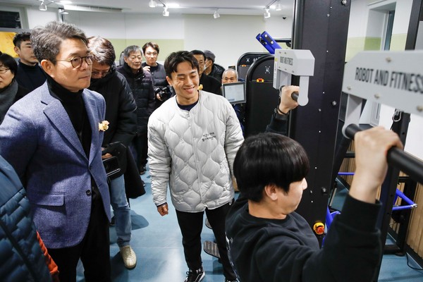 ▲ 사근 스마트헬스케어센터 개소식에서 정원오 성동구청장이 시설을 둘러보고 있는 모습.