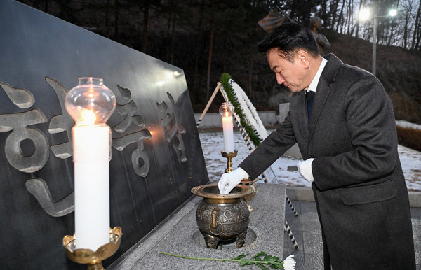 ▲ 김동근 의정부시장이 2025년 을사년(乙巳年) 신년 참배를 하고 있다.