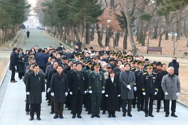 ▲ 주낙영 경주시장을 비롯해 김석기 국회의원, 이동협 경주시의장, 시·도의원, 기관·사회단체장 등 160여 명이 2일 오전 황성공원 충혼탑에서 신년 참배를 열고 새해 첫 공식 업무에 나서고 있다.