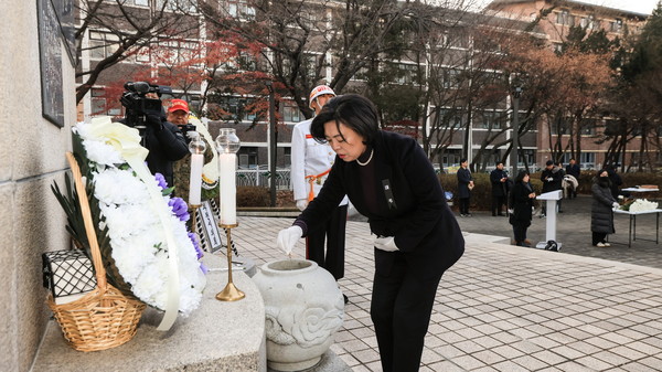 ▲ 신년 현충탑 참배에서 신계용 과천시장이 분향을 하고 있다.
